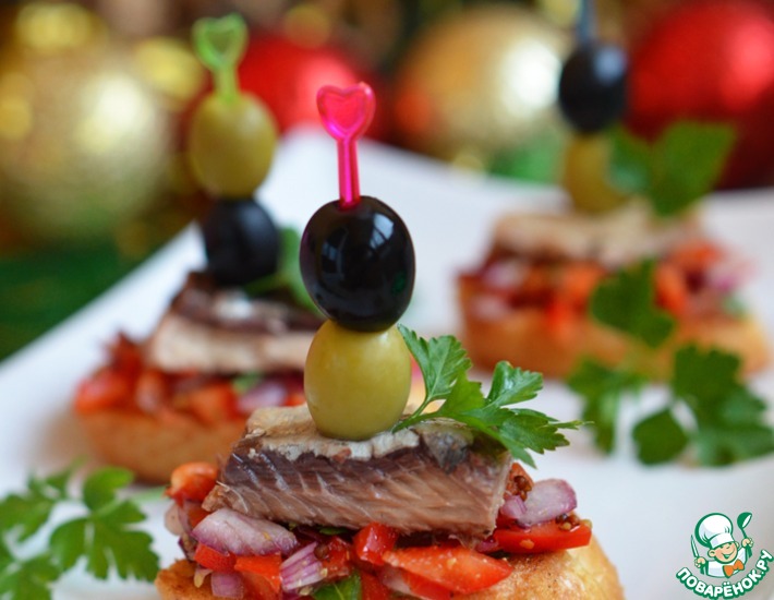 Рецепт: Кростини с маринованным салатом и сардинами
