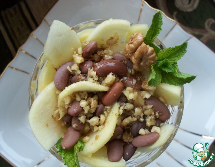 Рецепт: Сладкий салат с фасолью и яблоком