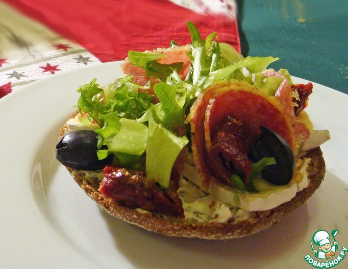 Рецепт: Деликатесные бутерброды с салями и сыром бри
