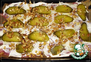 Рецепт Мясо, запеченное с солеными огурцами и грецкими орехами