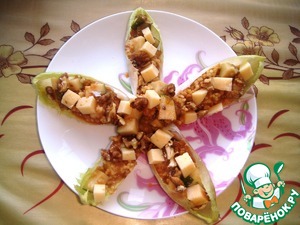 Рецепт Закуска из карамельной груши с пшенкой, грецкими орехами и сыром в листиках цикория "Мечта Солдата"