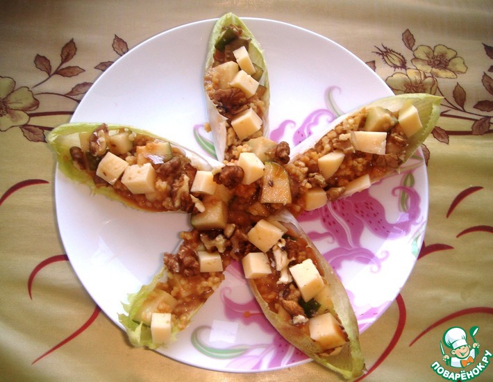 Рецепт: Закуска из карамельной груши с пшенкой, грецкими орехами и сыром в листиках цикория Мечта Солдата