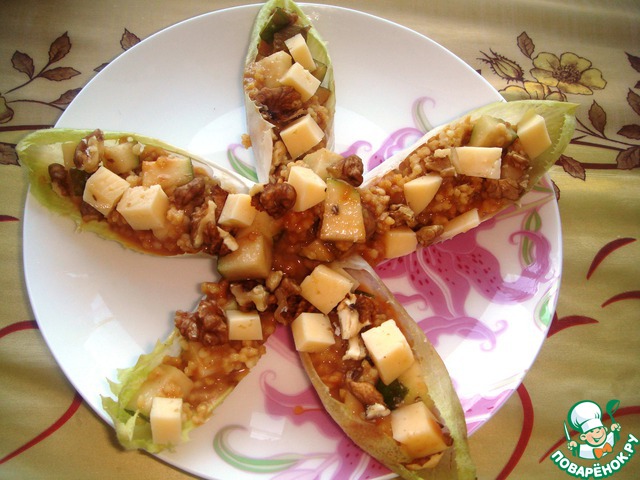 Закуска из карамельной груши с пшенкой, грецкими орехами и сыром в листиках цикория 