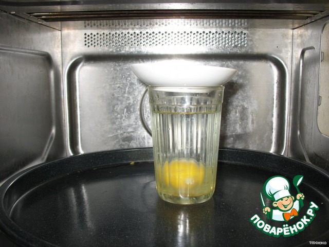 Вода свч. Вареное яйцо в микроволновке. Как сварить яйца в микроволновке. Отварить яйца в микроволновке. Яйцо пашот взорвалось в микроволновке.