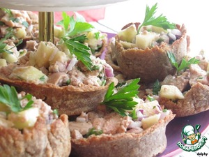 Baskets of black bread with cod liver