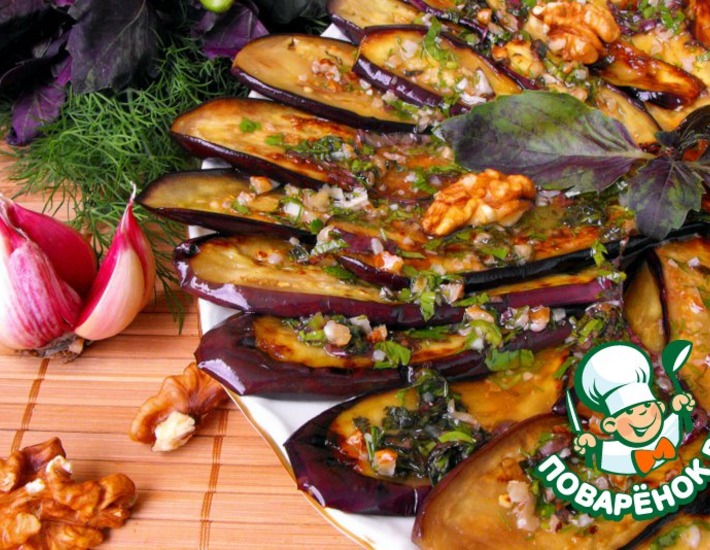 Рецепт: Баклажаны под зеленым соусом с орехами