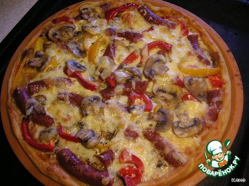 Грибами с копченой колбасой с. Пицца с копченой колбасой и грибами. Пицца с грибами и сырокопчёной колбасой.