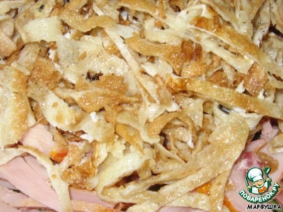 Салат Хризантема с чипсами и копченой курицей - пошаговый рецепт с фото