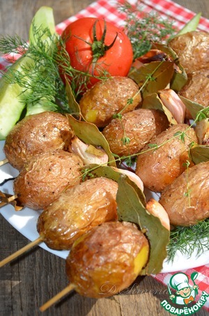 Рецепт Молодой картофель на шпажках, запеченный с луком и лавровым листом