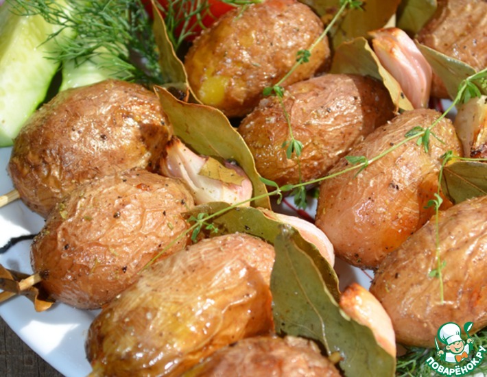 Рецепт: Молодой картофель на шпажках, запеченный с луком и лавровым листом
