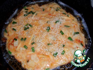 Лаваш с омлетом и сыром на сковороде