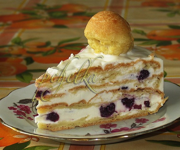 Cream and cherry cake with a taste of eclairs