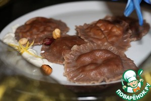 Рецепт Шоколадные равиоли с лесными грибами и сырным соусом