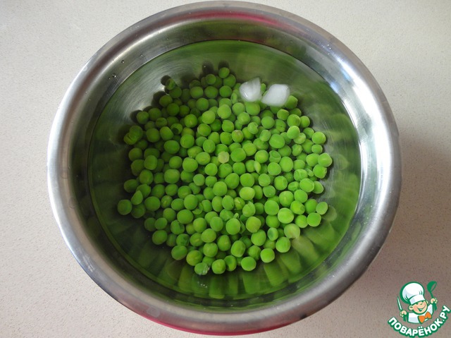 соленый горох. горох для варки. замоченный лущеный горох. зеленый горошек гарнир. кастрюля в горох.