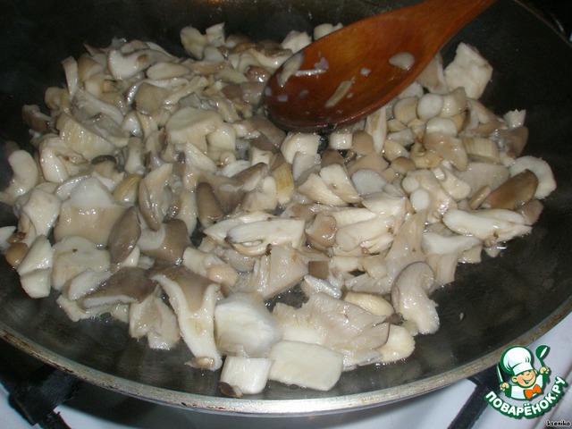 грибы вешенка жареные. вешенки с картошкой жареные. вёшенки с картошкой. грибы вешенки жареные на сковороде. пожарить вешенки.