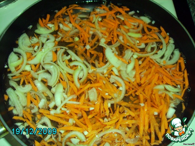 Курица в сметане на сковороде с луком и морковью. Минтай с морковью и луком на сковороде. Форель с морковью и луком на сковороде со сметаной. Как потушить минтай на сковороде с луком. Минтай тушеный с луком калорийность