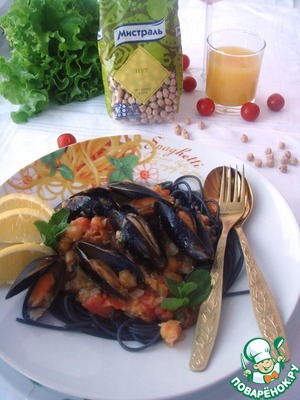 Рецепт Спагетти с чернилами каракатицы с сальсой из нута, мяты и мидий