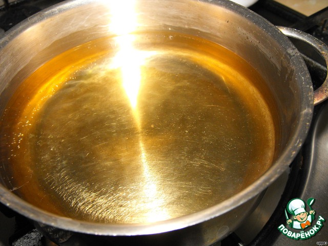 Слой кипящего масла для приготовления. Кипящее масло. Кипящее масло и вода. Форма для выпечки в кипящем масле. Кипение масла.