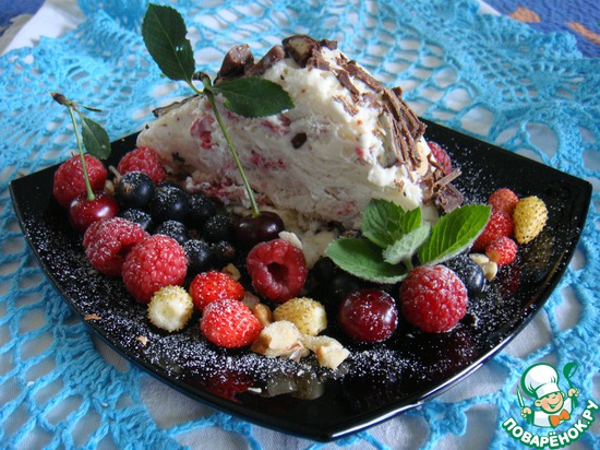 Замороженный десерт с ягодами и шоколадом