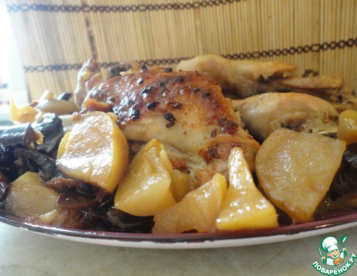 Рецепт: Куриные запчасти с яблоком и черносливом