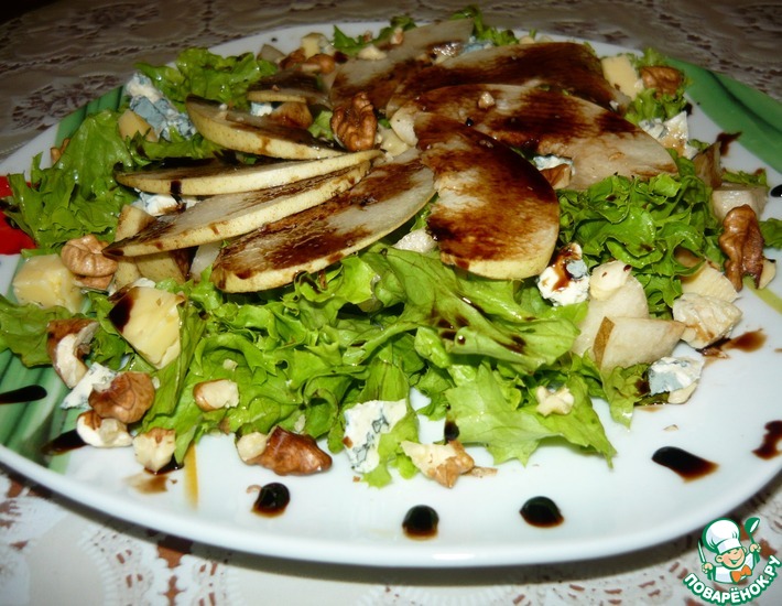 Рецепт: Салат с грушей и сыром Дор блю