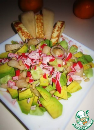 Рецепт Крабовый салат с авокадо, грушей, жареным сыром и кедровыми орешками