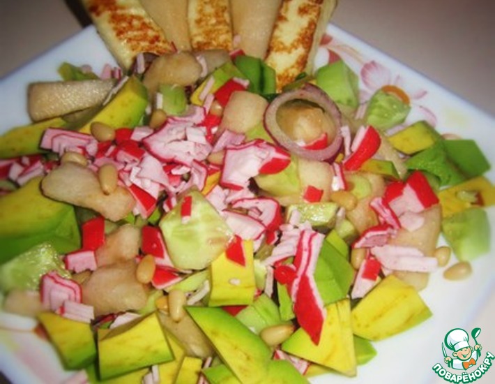 Рецепт: Крабовый салат с авокадо, грушей и сыром