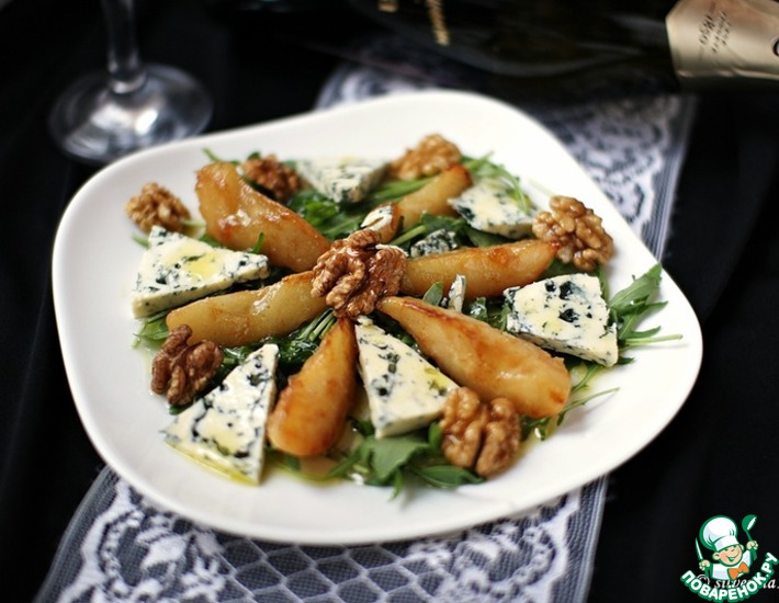 Рецепт: Салат с грушами, рукколой и сыром