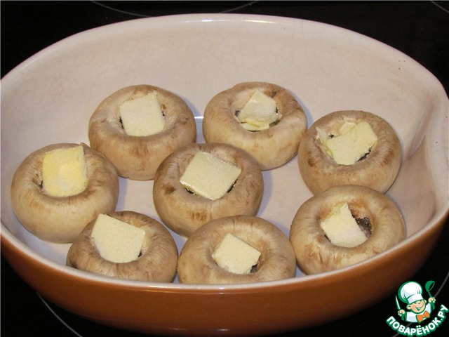 шампиньоны со сливочным маслом. шампиньоны в сливочном масле на зиму. шампиньоны с луком и сливками на сковороде. запеченный шампиньон на вилке. шампиньоны со сливочным маслом.