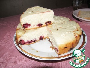 Рецепт Бисквитный пирог с малиной и вишней