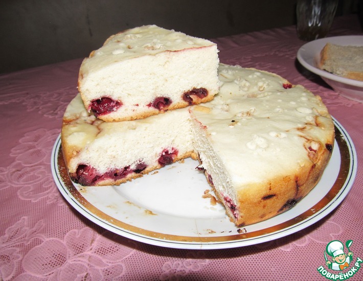Рецепт: Бисквитный пирог с малиной и вишней