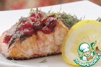 Рецепт: Запеченный лосось с укропом и брусничным соусом