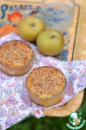 Рецепт Нежные яблочные мини-пироги с хрустящей посыпкой