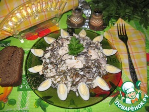 Рецепт Салат из морской капусты, белой рыбы и перепелиных яиц
