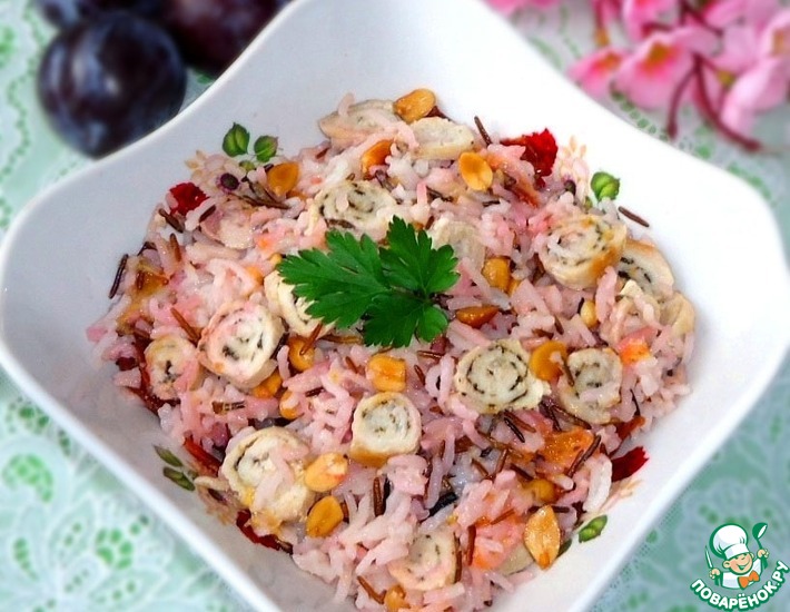 Рецепт: Тёплый рисовый салат с курицей, сливами и арахисом