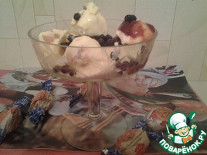 Рецепт Ванильное мороженое с кусочками абрикосов и замороженными ягодами смородины