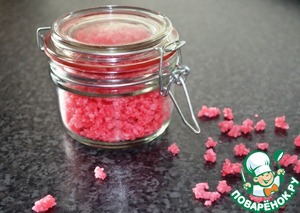 Raspberry sugar for decorating cakes