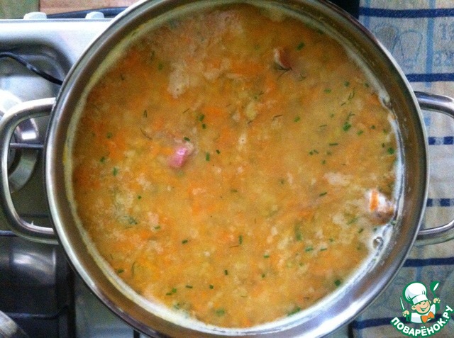 Горох на 3 литровую кастрюлю. Гороховый суп в кастрюле. Большая кастрюля горохового супа. 2.5 Литров супа. Гороховый суп с копченостями ребрышками пошаговый.