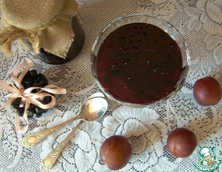 Рецепт: Варенье из черноплодной рябины (аронии) со сливами