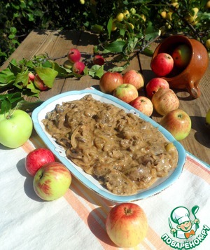 Рецепт Печень по-берлински с яблоками и луком в сливках
