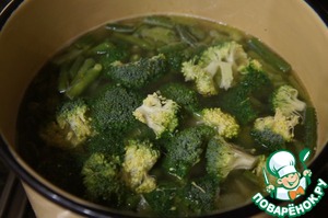 Суп с цыпленком, овощами и клецками с зеленью