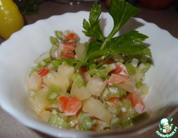 Рецепт: Салат из сельдерея с ананасами и семгой