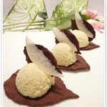 Грушевый десерт на шоколадных листьях