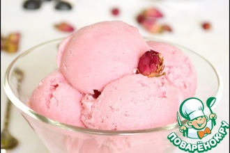 Рецепт: Йогуртовое мороженое с малиной и розовой водой