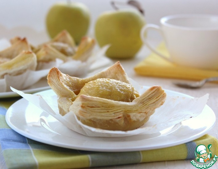 Рецепт: Тарталетки из слоеного теста с яблоками