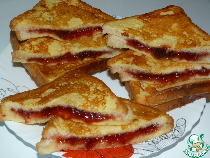 Взбейте яйца с молоком и сахаром