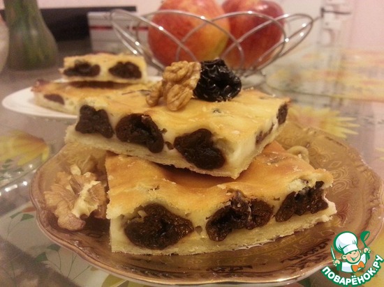 Пирог с черносливом в сметанной заливке