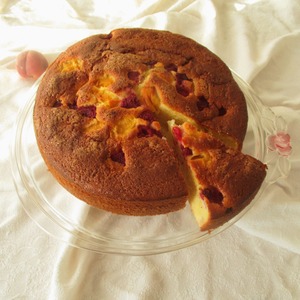 Рецепт Нежный пирог с персиком и малиной