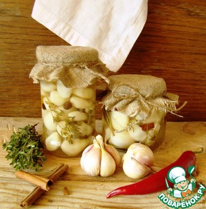 Spicy pickled garlic