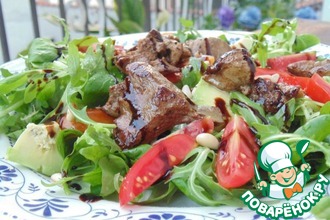 Рецепт: Теплый салат с куриной печенью и овощами